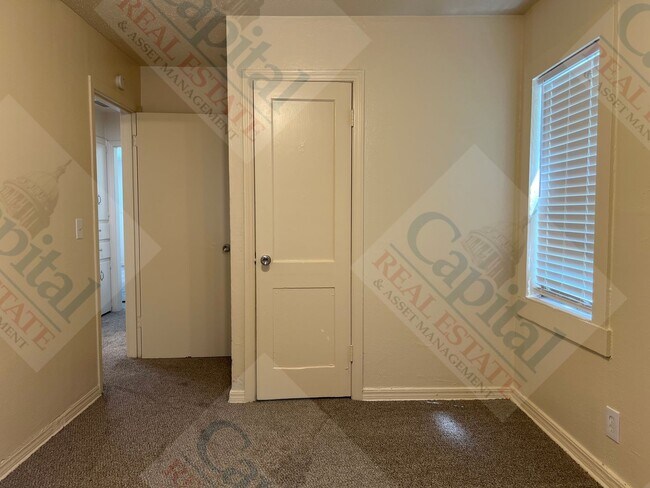 Building Photo - 806 Bell Dr