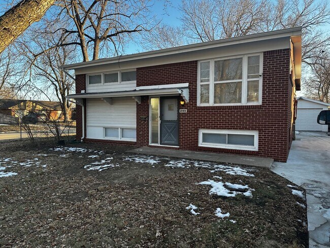 Building Photo - Recently Remodeled 3 Bed 2 Bath with Additional Finished Room