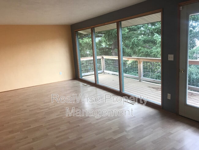 Building Photo - 1780 Crestview Dr