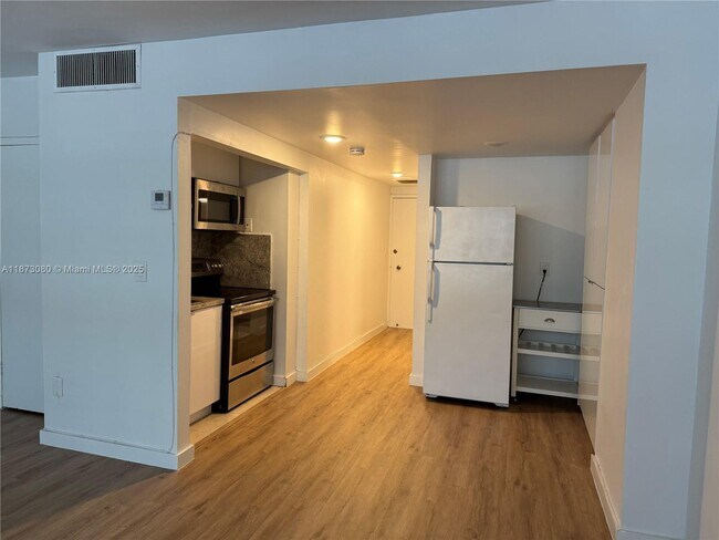 Building Photo - 999 Brickell Bay Dr