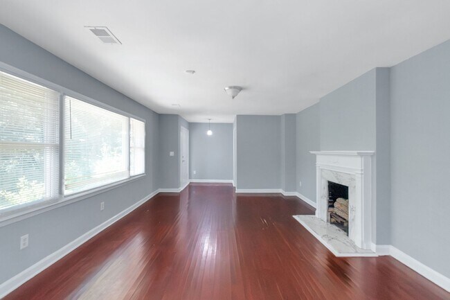 Building Photo - Spacious 4 Bed 3 Bath SFH!