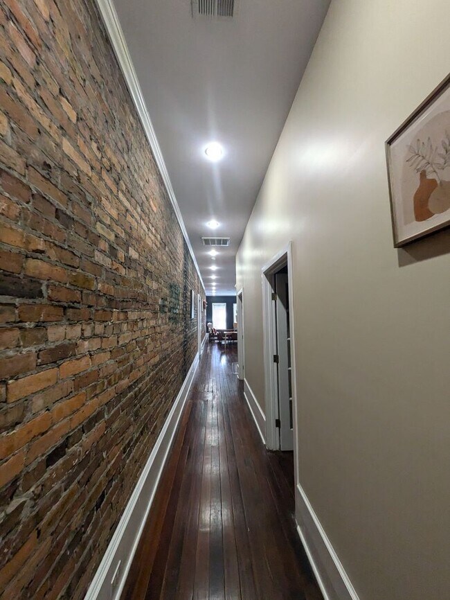 Building Photo - Cute Upstairs Down Town Apartment!