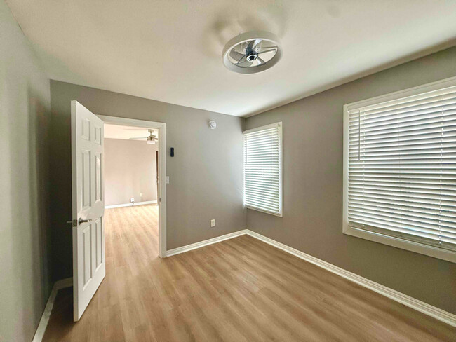 Building Photo - 532 W 77th St