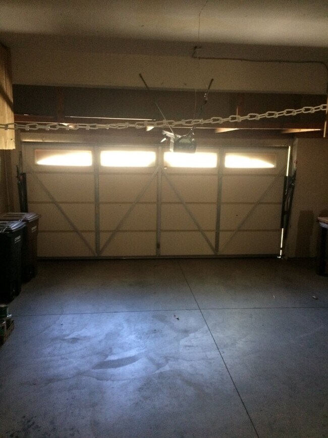 Building Photo - 3 Bedroom 3 Bath Home Located in the gated...