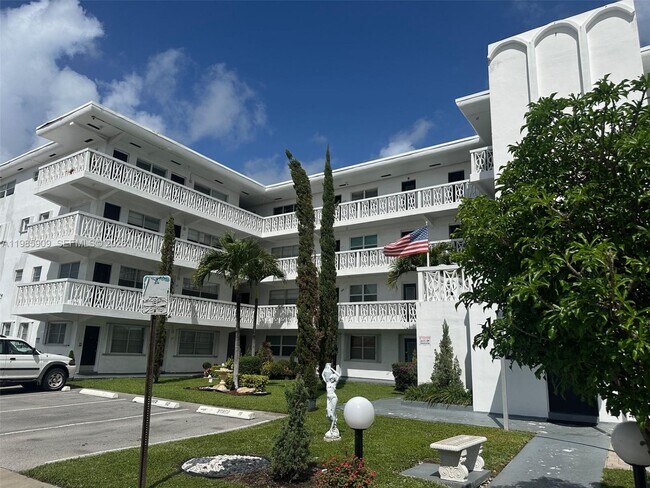 Building Photo - 11685 Canal Dr