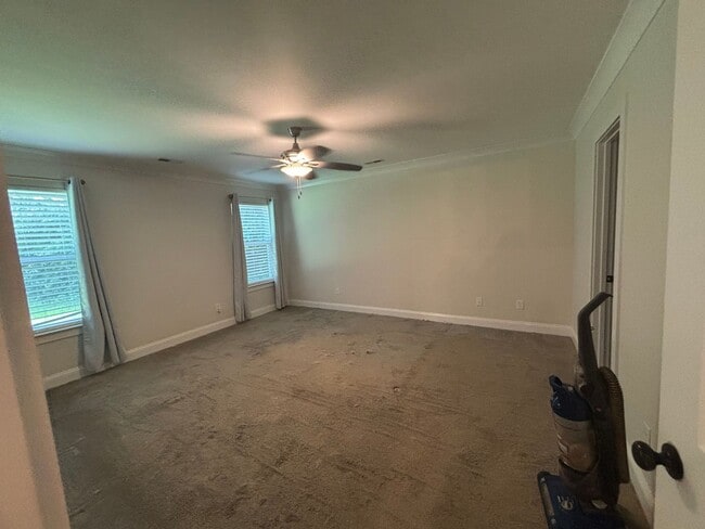 Building Photo - Newly Renovated & Move in ready