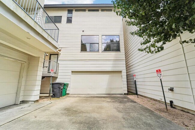 Building Photo - 2209 Bastrop St
