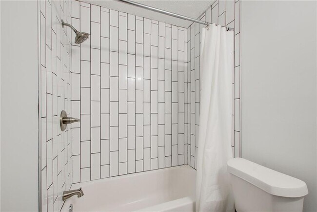 Building Photo - 2470 Stonegate Dr