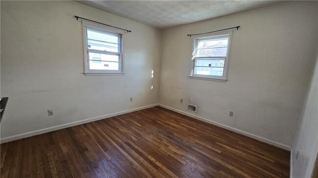 Building Photo - 7 Eliza St