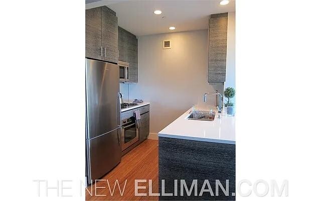 Building Photo - 305 W 16th St