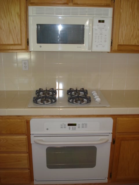 Building Photo - NICE 2-STORY HOME IN GATED COMMUNITY!