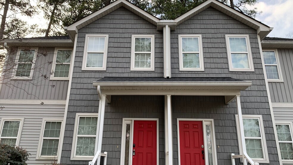 Building Photo - Room in House on Pineland Cir