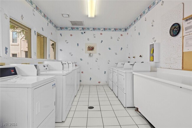 Building Photo - 4861 S Torrey Pines Dr