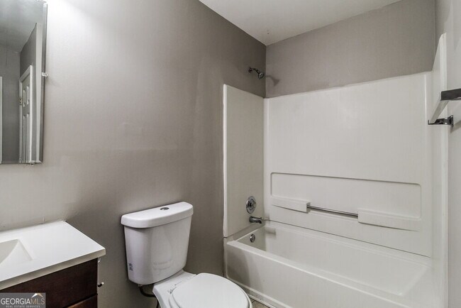 Building Photo - 1613 Picadilly Ct NE