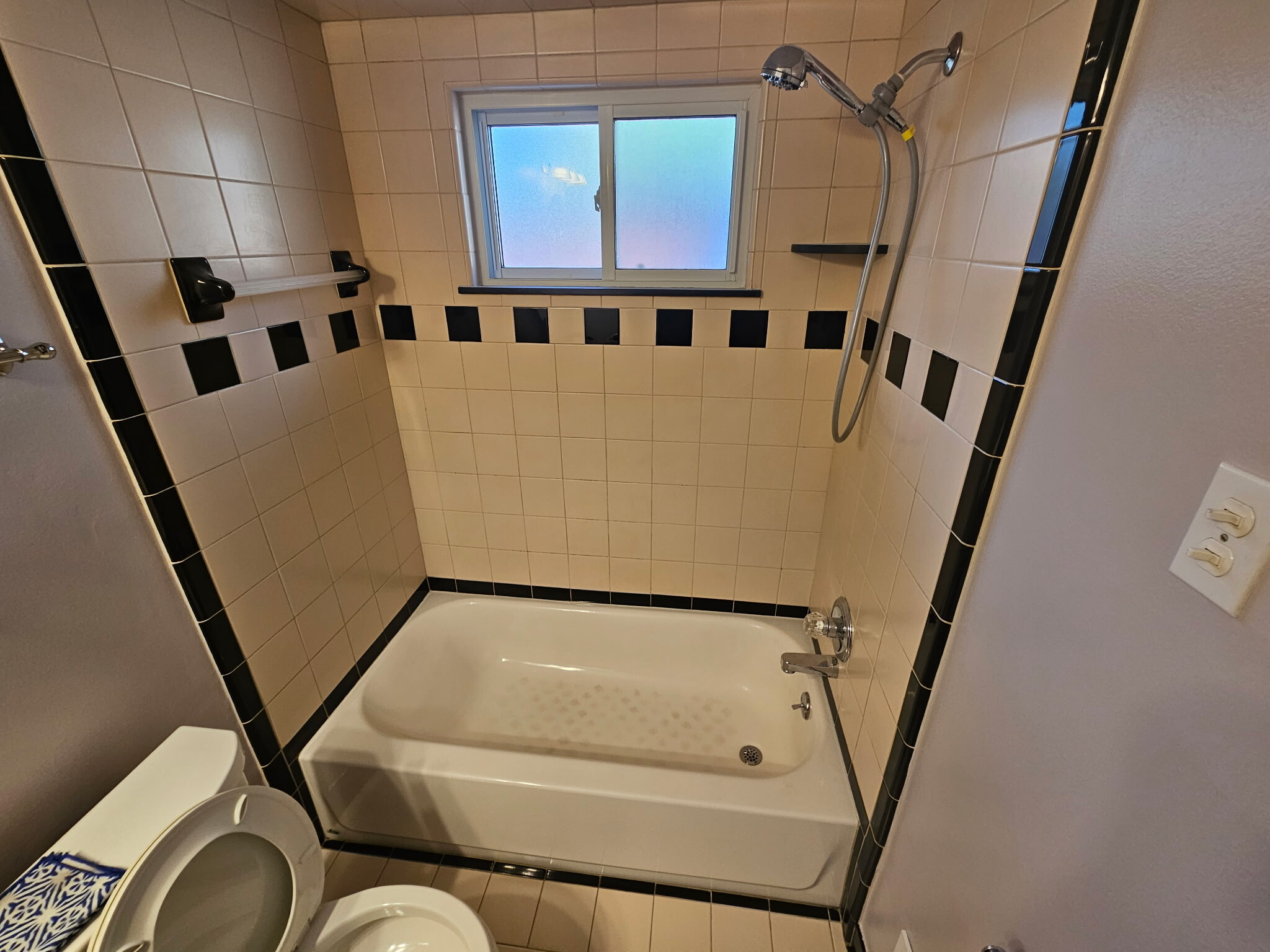 Shower - 7587 Lathers St