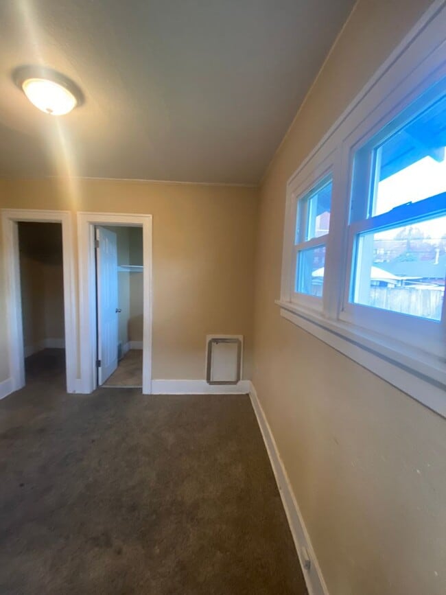 Building Photo - L205