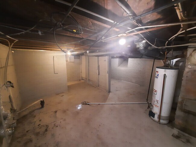 Building Photo - 3 bedroom home with covered patio and garage!