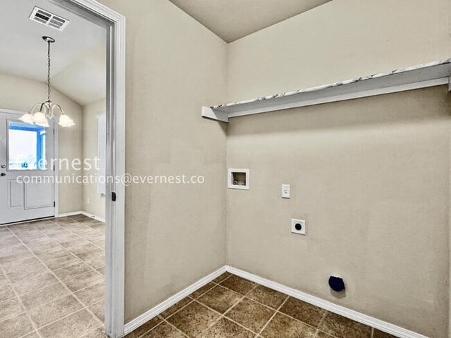 Building Photo - 3 Bed/2 Bath Home with Fenced Yard & Garage / Pet-Friendly / Available Soon!