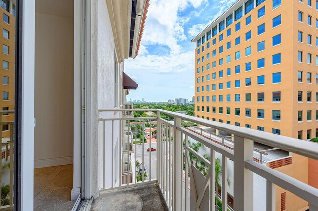 Building Photo - 2030 Douglas Rd