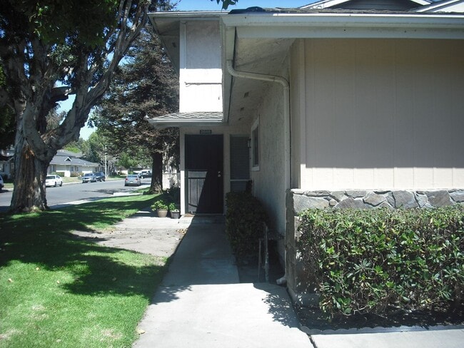 Building Photo - Nicely Upgraded Corner Townhouse