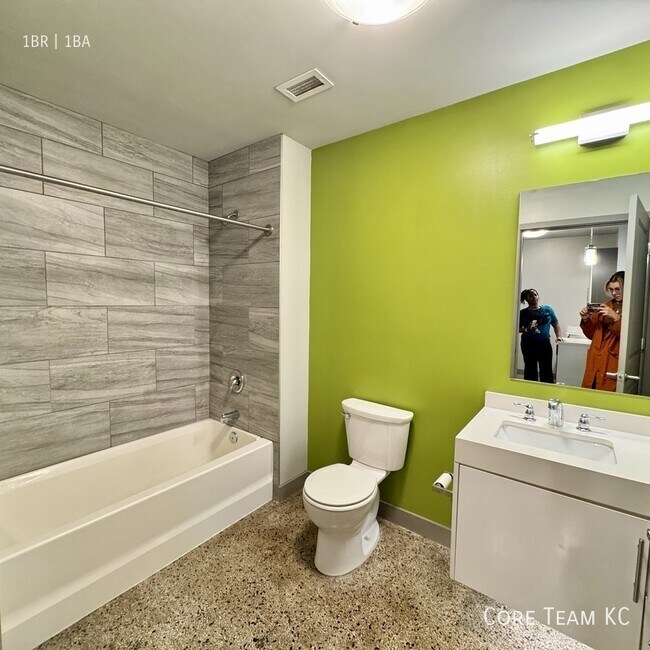 Building Photo - 306 E 12th St