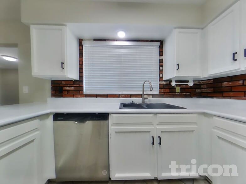 Building Photo - 2108 W Hermosa Dr