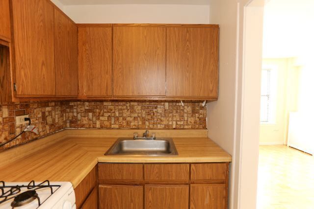 Building Photo - 629 W Belmont Ave