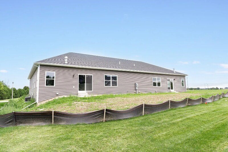 Building Photo - 946 Kings Dr