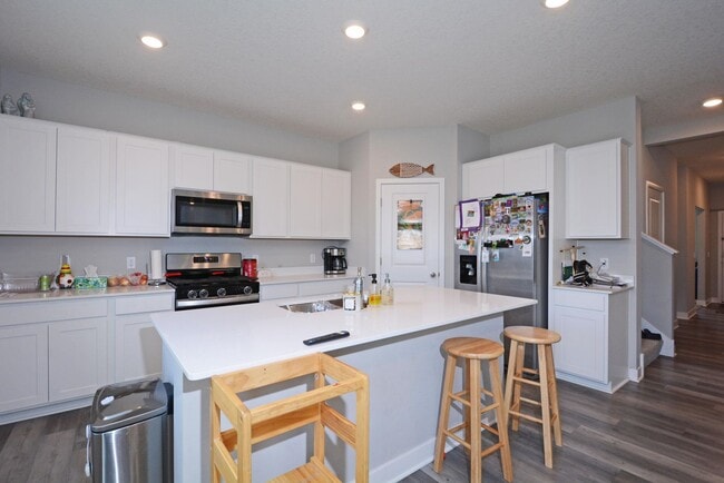Building Photo - Beautiful 4-Bedroom Home with Modern Finishes & 2 Car Garage!