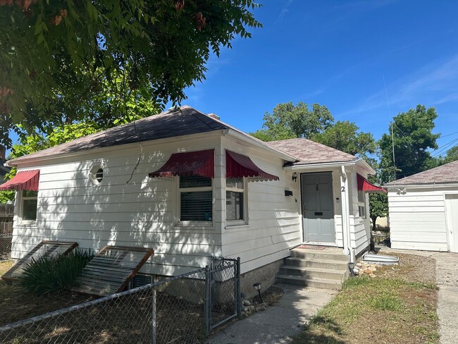Building Photo - Fantastic Bench Location! Close to BSU and...