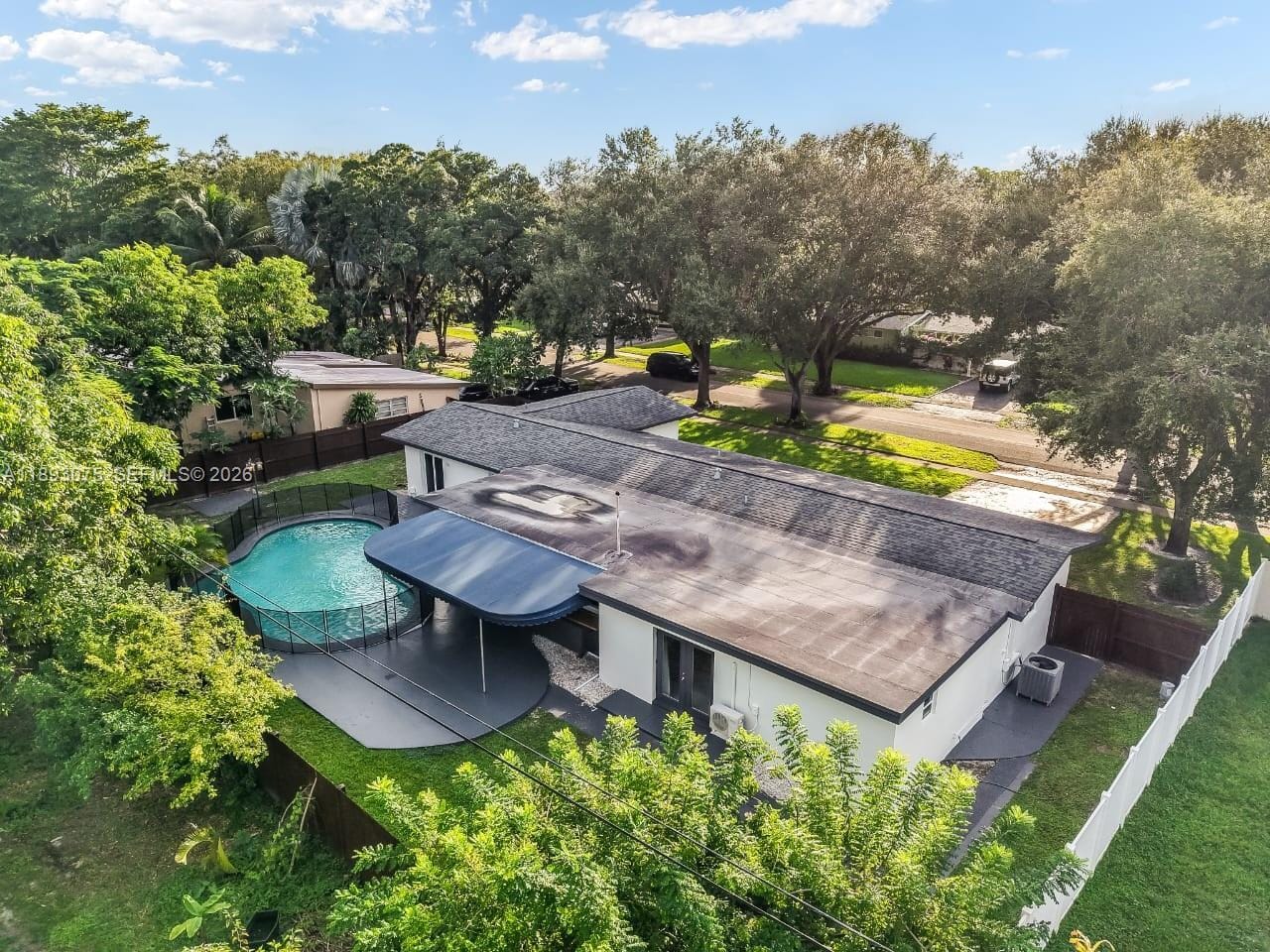 Building Photo - 740 Beachwood Ln