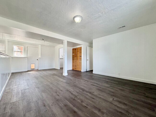 Building Photo - 9900 S Darin Dr