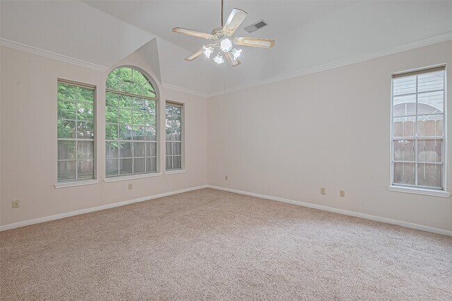 Building Photo - 1327 W Forest Dr