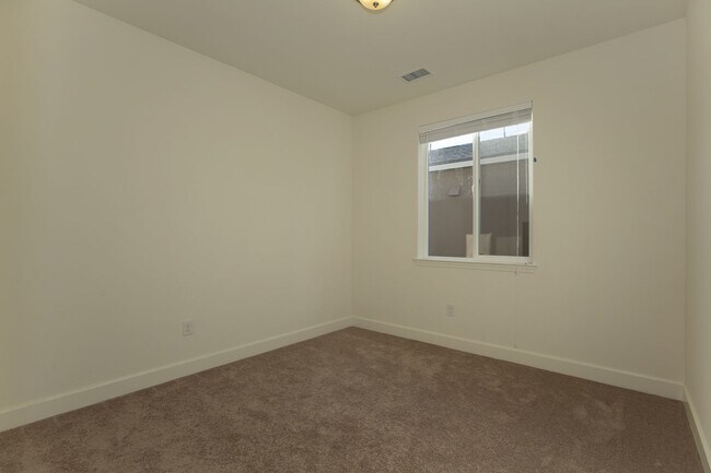 Building Photo - 4 bedroom, 2.5 bathroom home in Golden Val...