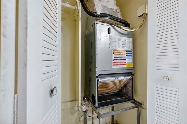 Building Photo - 5461 SW 38th Ct