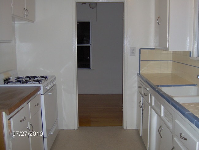 Kitchen - 606 N Kenilworth Ave