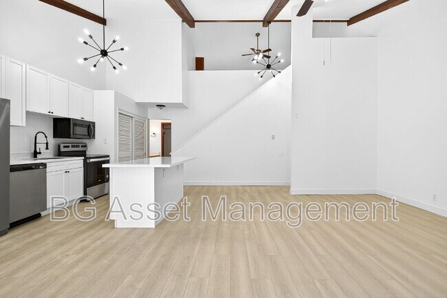 Building Photo - 2079 Ascot Dr