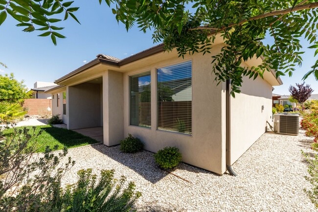 Building Photo - 3 bed plus office / 2.5 bath / 3 car Single Story with Community Pool!
