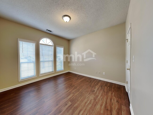 Building Photo - 212 Thorncrest