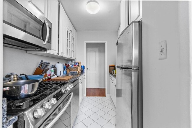 Building Photo - 225 St Pauls Ave