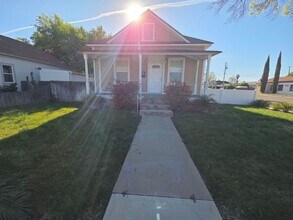 Building Photo - Beautiful 2 bedroom home with large detatched garage