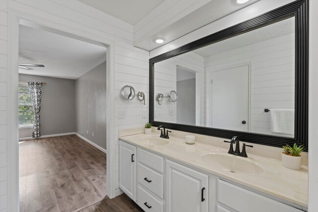 Building Photo - 4690 Lindbergh Dr