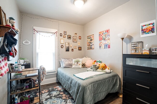 Building Photo - Bartlett Lower steps to campus