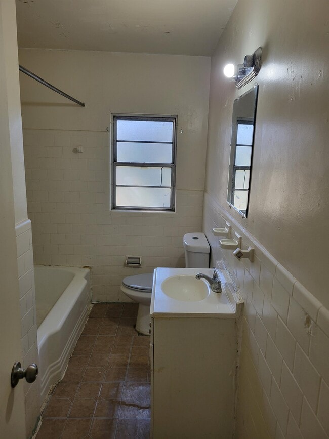 Building Photo - 746 E Garden St