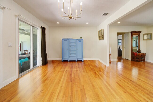 Building Photo - 1025 Hunting Lodge Dr