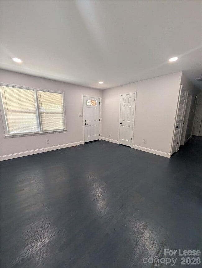 Building Photo - 2800 Dalecrest Dr
