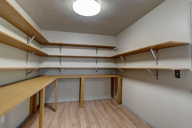 Building Photo - Spacious 4 Bed 2 Bath Home