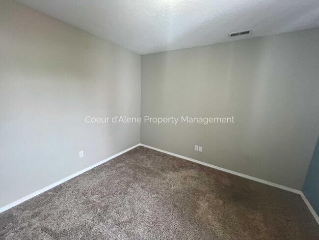 Building Photo - 3 bed, 2 bath house