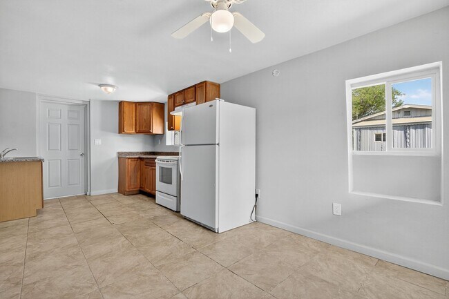 Building Photo - 1410 S 24th Ave