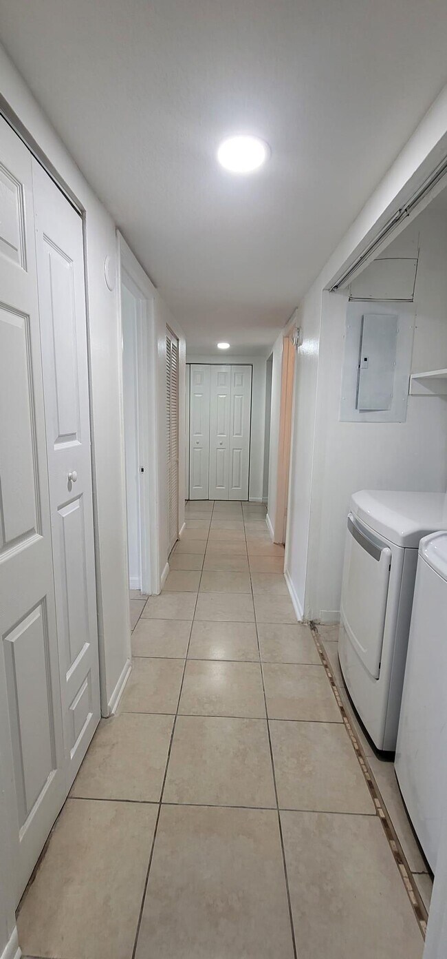 Building Photo - 548 Orange Dr